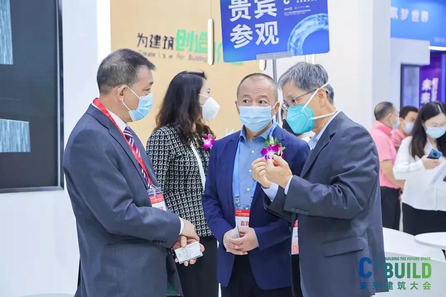 与各方宾客愉快畅谈