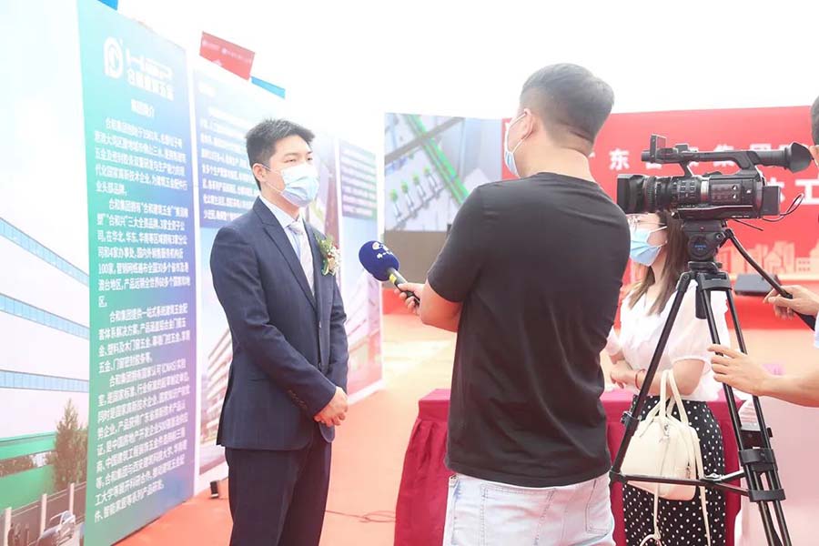 合和集团谢晓东执行董事长在奠基现场接受媒体采访