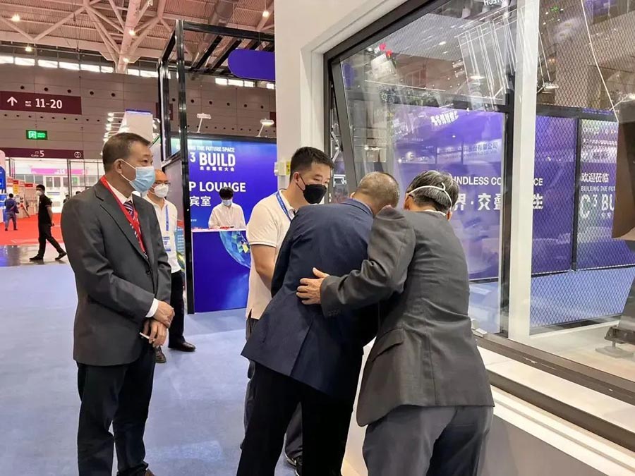 与各方宾客愉快畅谈