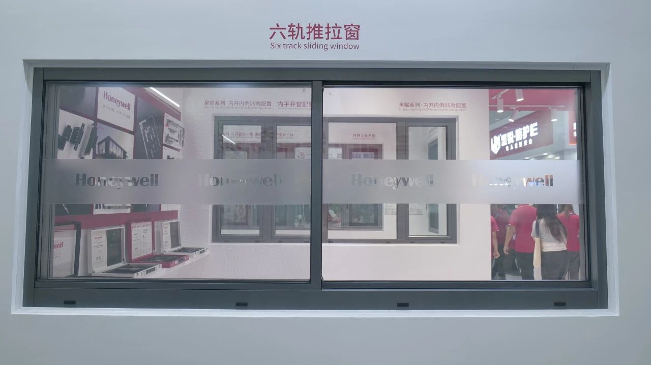 六轨推拉窗.jpg